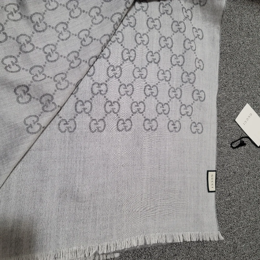 Gucci GG double sided scarf - Picture 5 of 8